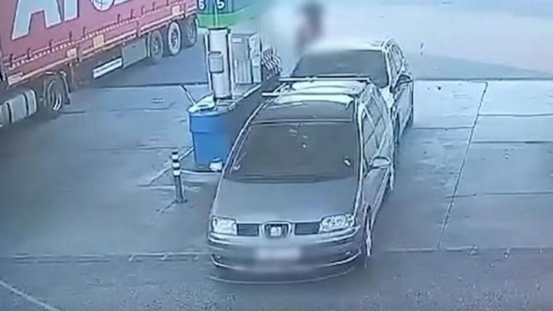 Furcsa és szokatlan látvány fogadott a benzinkúton: egy autó nemcsak megállt, hanem egyenesen a bolt belsejébe gurult! A különleges eseményt rögzítő videó igazi meglepetésként szolgál a nézők számára.