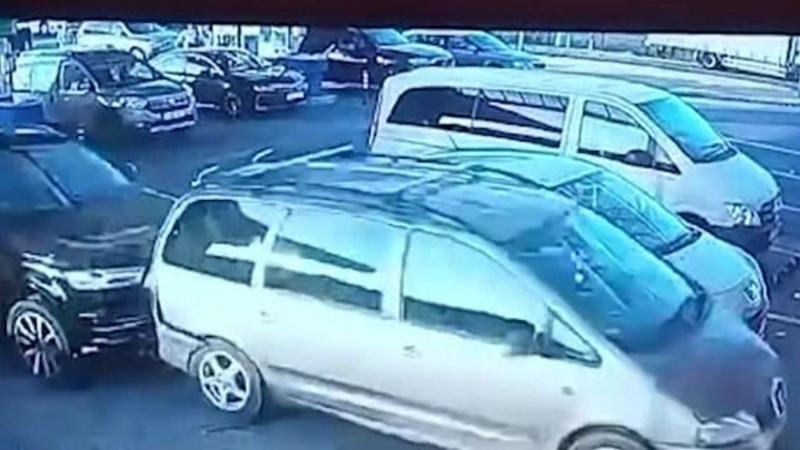 Videón látható, ahogy egy autó ügyetlenül betol egy másik járművet a benzinkút boltjába: igazi nap balesete!