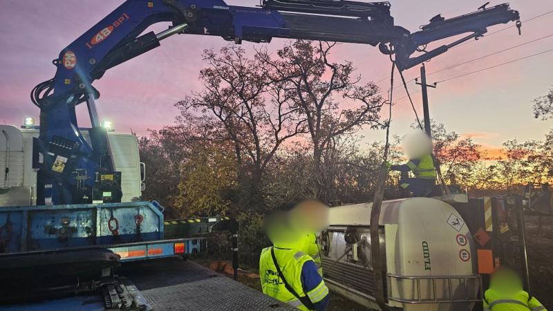 Rendkívüli vadbaleset történt: egy teherautó ütközött egy szarvassal, ami következtében felborult az jármű, és a sofőr megsérült.