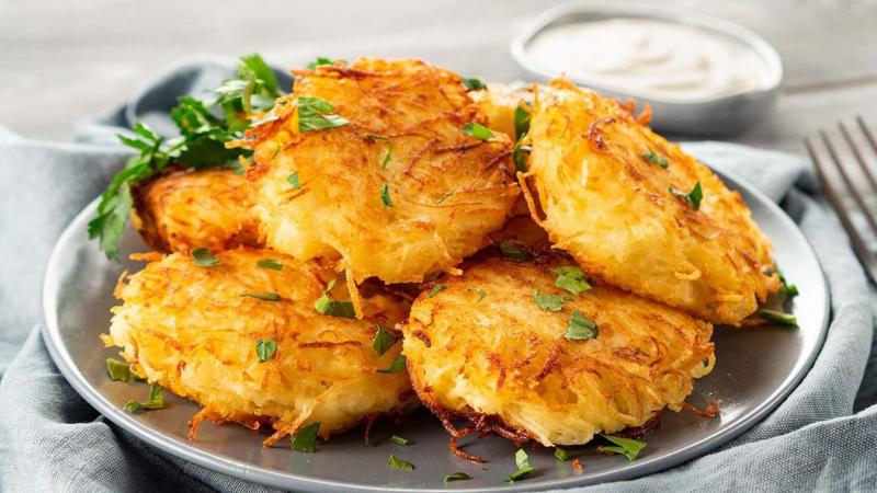 Íme öt gyors, olcsó és ízletes étel, amit a maradékok felhasználásával készíthetsz el:

1. **Zöldségleves maradékból**: Bármilyen zöldségmaradék tökéletes alapja egy ízletes levesnek. Dinsztelj meg egy hagymát, add hozzá a felaprított zöldségeket, öntsd f