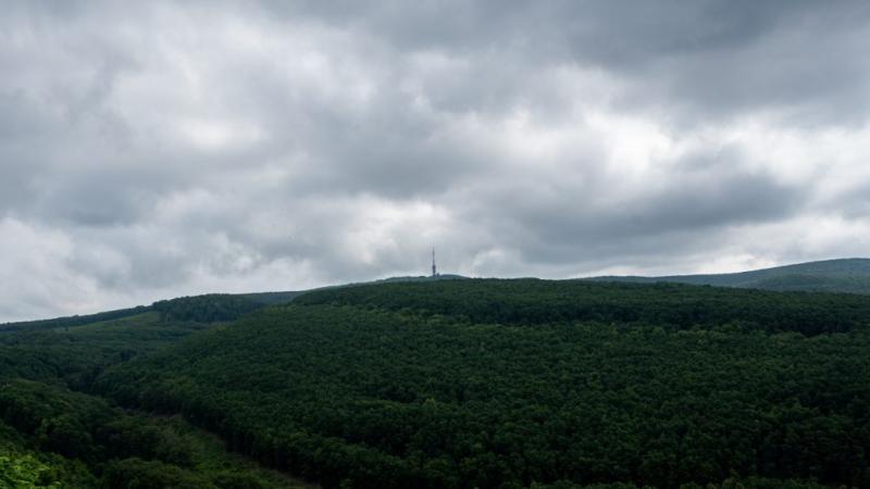 Kékestetőn különleges hóesés zajlott, ahogy a hópelyhek lágyan hullottak a földre, mesés takarót terítve a tájra.