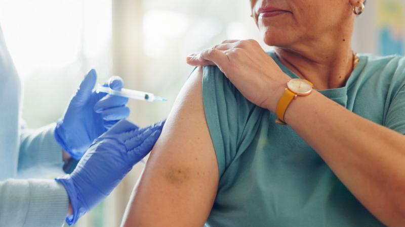 Minden háziorvosi rendelőben hozzáférhető az influenza elleni védőoltás, és sok ember számára ingyenesen elérhető.