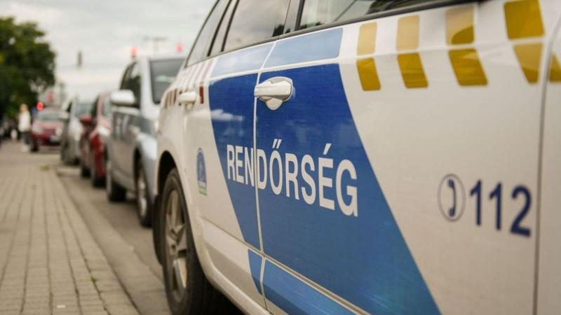 Középkorú férfiak bűnös cselekedetekbe keveredtek az egri járdán, de szerencsére a rendőrség közbelépett, és Gábort valamint Ádámot elvitték.