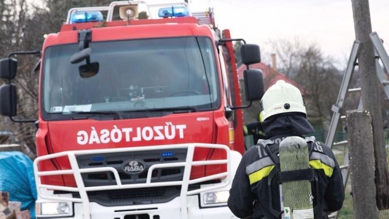 Lángok csaptak fel egy családi házban egy hevesi településen, ahol a környező városok tűzoltói azonnal a helyszínre siettek, hogy megfékezzék a tüzet és megmentsék a környező ingatlanokat.