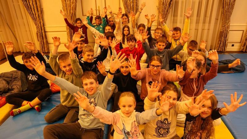 Huszonhét gyermek gyűlt össze éjszakára a rejtélyes falak ölelésében - képgalériával.