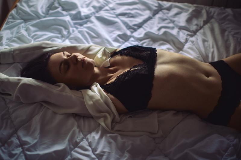 Ha hosszú ideig elmarad az orgazmus, számos dolog történhet a testeddel és a lelkeddel. A szexuális feszültség felhalmozódhat, ami fizikai és érzelmi diszkomfortot okozhat. A hormonális egyensúly is megváltozhat, ami hatással lehet a hangulatodra és az en