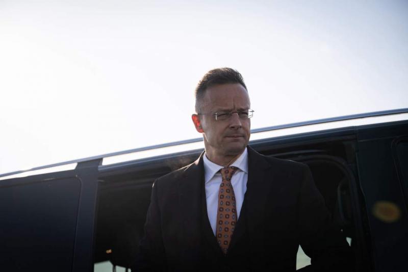 Szijjártó Péter kijelentette, hogy a kormány határozottan ellenáll a brüsszeli nyomásgyakorlásnak a kárpátaljai magyar közösség érdekeivel kapcsolatban.