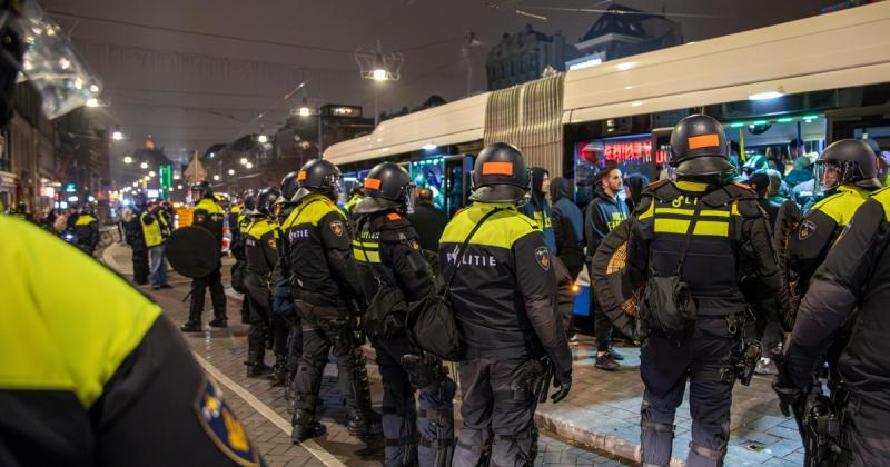 Ma éjjel bármi megtörténhet, talán a végzetünk is ránk köszönt, de addig is éljük az életünket - zsidóvadászat az amszterdami utcák sötétjében.