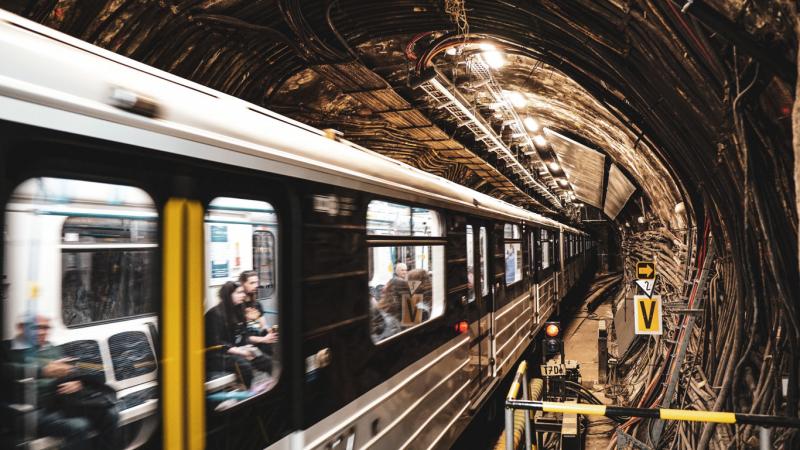 A háromas metró rángatózása mögött a takarékoskodás és a gyenge minőségű alkatrészek állhatnak.