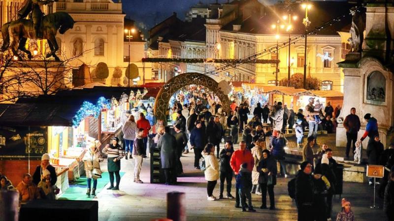 Egy pécsi árus megjegyezte, hogy a karácsonyi vásárban annyira elenyésző a látogatók száma, hogy szinte már csak a szél fújdogál a pavilonok között.