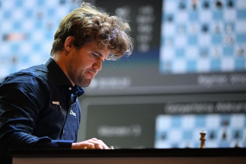 Mégis részt vesz a villámsakk-világbajnokságon a korábban a farmernadrágja miatt visszalépett Magnus Carlsen.