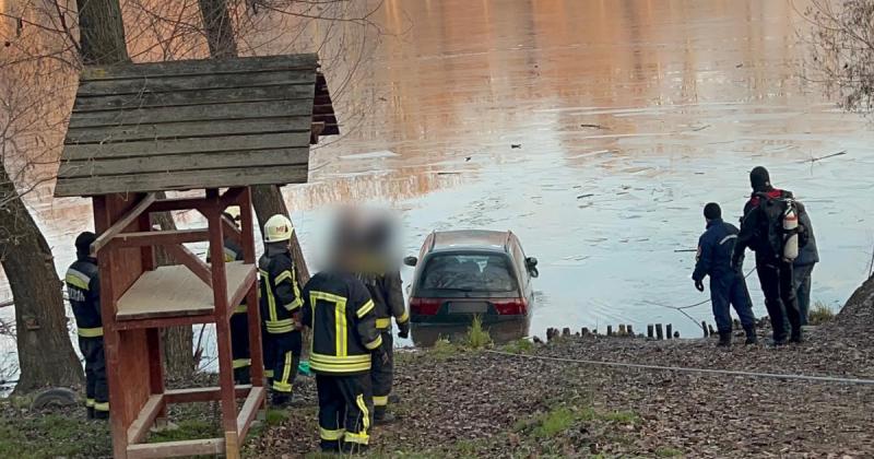 A Duna mély, zúgó hullámai maguk alá gyűrték az autót, miközben a sofőr szíve súlyos terhekkel telt meg, és tehetetlenül figyelte, ahogy a jármű elnyelődik a víz sötét ölelésében.