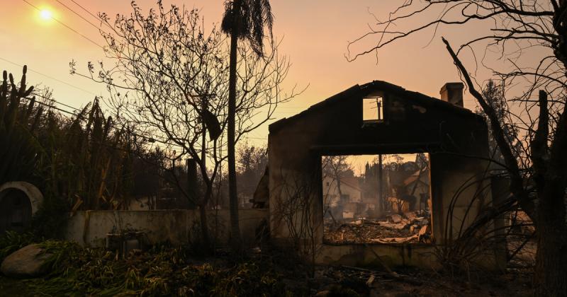 Fosztogatások és gyújtogatások tovább fokozzák a feszültséget a tragikus Los Angeles-i tűzvész következményeként.