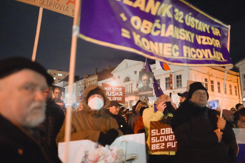 Szlovák nagyvárosokban demonstrációkat tartottak Fico oroszbarát politikája ellen.