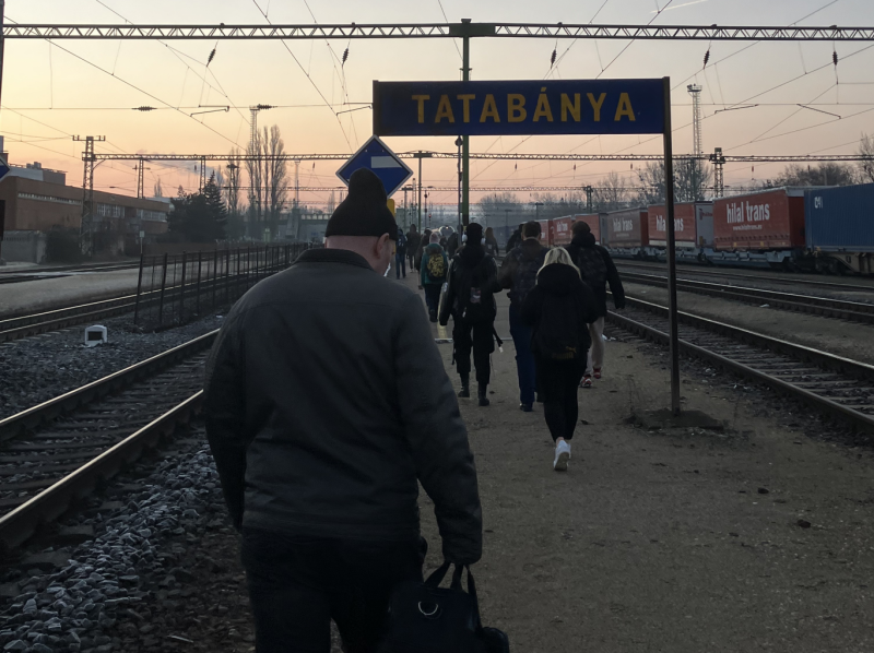 Műszaki probléma következtében a vonatozók egy különleges, Tatabányáig tartó sétával kezdték a napot.