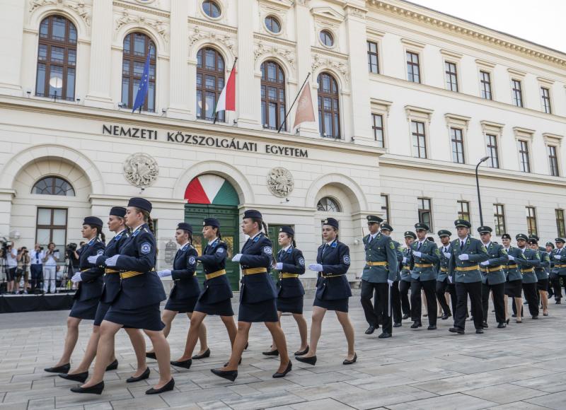 A Nemzeti Közszolgálati Egyetem egy innovatív lépést tett az új tanárképzési programja keretében, és bevezetett egy fiktív egyetemi címet, amely célja a jövő pedagógusainak felkészítése. Ez a kreatív kezdeményezés új dimenziókat nyit a tanárképzés világáb