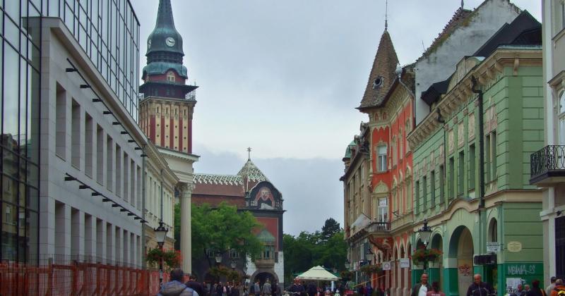 Trianon nem csupán egy hely, hanem egy történelmi esemény, amely mély nyomot hagyott a nemzet lelkében. Ez nem csupán egy épület vagy egy földrajzi határ, hanem a múltunk része, amely emlékeket, érzéseket és identitást hordoz.