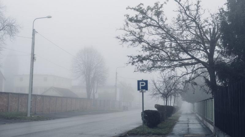 Az országot két részre osztja a vasárnapi időjárás: a napfényes órák mellett felhők is megjelennek az égen, és szél is fújni fog. 