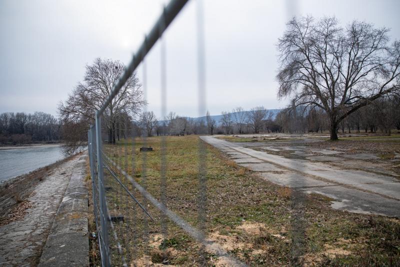 A Rákosrendezőnél tapasztalható környezeti problémák mellett egy másik, még aggasztóbb helyszín rejlik, amely komoly veszélyt jelent: a volt Óbudai Gázgyár. Ez a terület időzített bomba, amely évek óta várja, hogy felfedje a benne rejlő súlyos környezetká