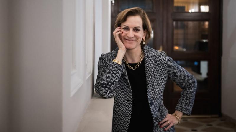 Anne Applebaum a 24.hu-nak kifejtette, hogy egy újabb, veszélyesebb időszak küszöbén állunk. Az események alakulása és a politikai feszültségek olyan irányba terelik a világot, amelyre érdemes jobban odafigyelnünk. Az átalakulások nemcsak a globális polit