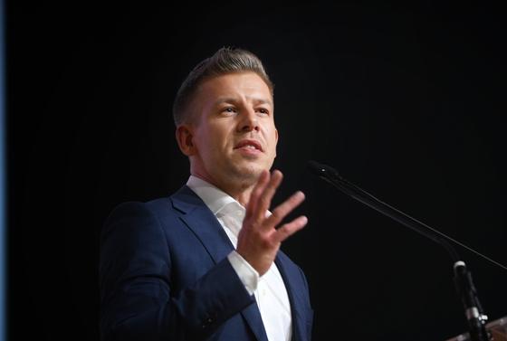 Magyar Péter: Orbán elvtárs, az önök tevékenysége csupán egy alacsony szintű, korrupt és hazugságokra épülő bűnszervezet működésére hasonlít.