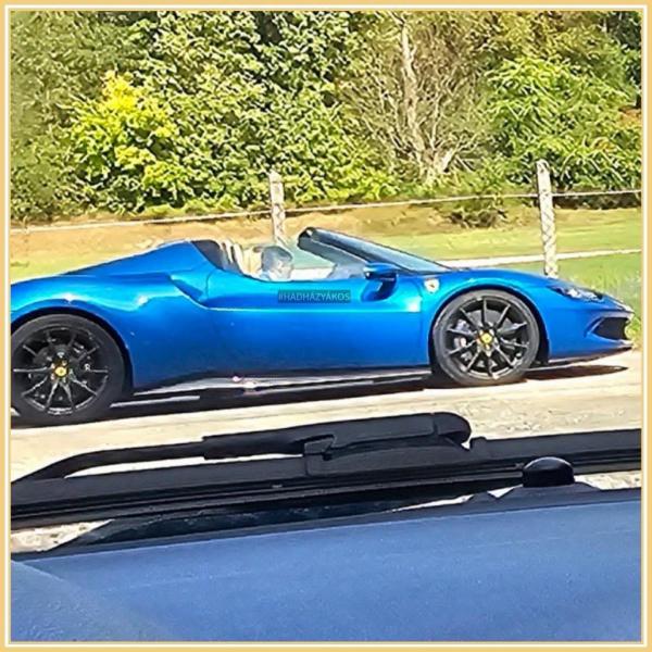 Mészáros Lőrincet Felcsúton kapták lencsevégre a lenyűgöző Ferrari 296 GTS volánjánál.
