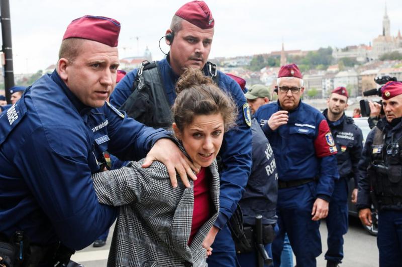 Orosz Anna lemondott képviselői mandátumáról | 24.hu

Orosz Anna, a politikai színtér ismert alakja, bejelentette, hogy visszalép képviselői posztjáról. A döntés hátteréről és annak következményeiről egyelőre keveset tudni, de sokan figyelemmel kísérik a 