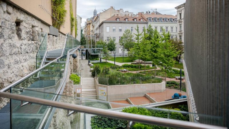 A Belvárosnak 1,9 milliárd forintot kell előteremtenie ahhoz, hogy véglegesen megoldhassa a Rogánnal kapcsolatos ügyeket.