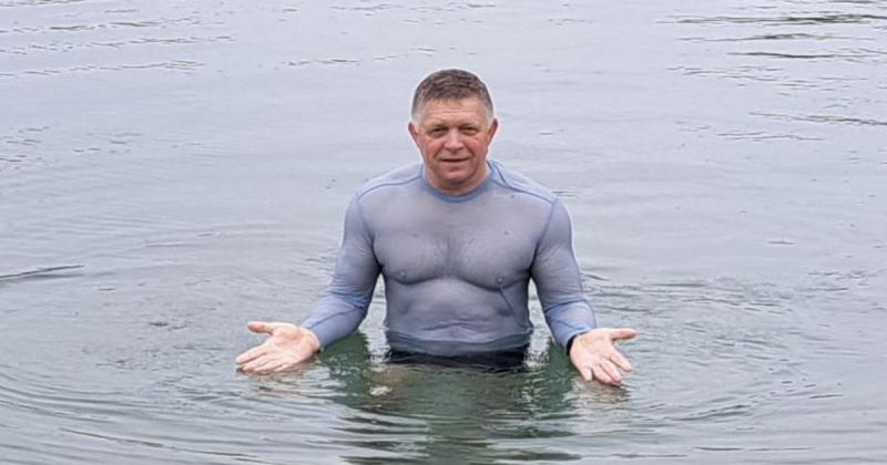 Robert Fico izmos felsőtesttel, a dermesztő Dunából küldött üzenetet a sajtónak.