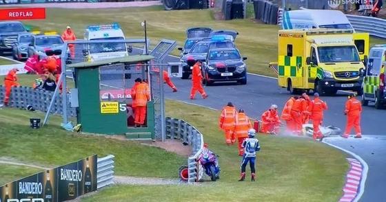 Két motoros életét vesztette egy brit versenypályán bekövetkezett tragikus tömegbaleset következtében.