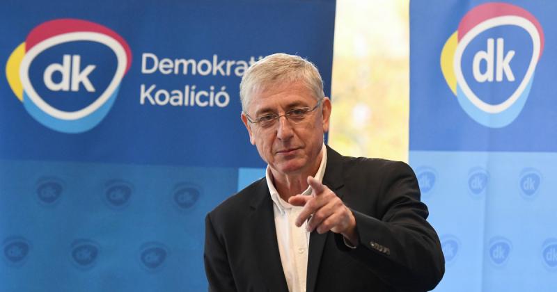 Tóta W. Árpád búcsúztatja Gyurcsány Ferencet: Olyan, mint a viharos szél által megrongált, magányos fenyő, akinek gyökerei mélyen a földbe kapaszkodnak, de ágaival a felhők felé nyújtózik.