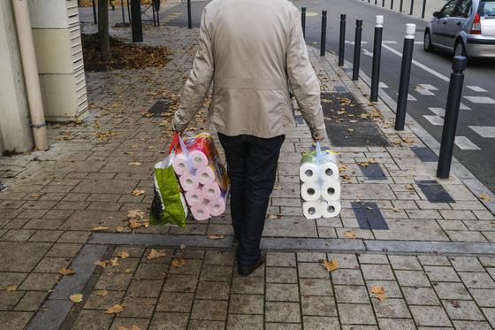 Így hát, tizenöt évnyi kormányzás után a NER végül elérte a wc-papír profitmarzsának szintjét.
