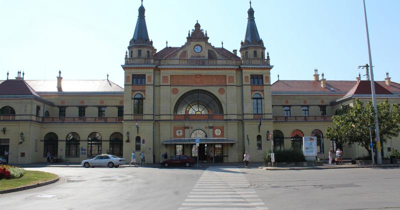 8 varázslatos vasútállomás Magyarországon: már ezért is érdemes vonatra ülni

1. **Miskolc-Tiszai Állomás**: Ez a gyönyörű szecessziós épület nemcsak a vonatok érkezését várja, hanem a látogatókat is lenyűgözi különleges formáival és díszítéseivel.

2. **