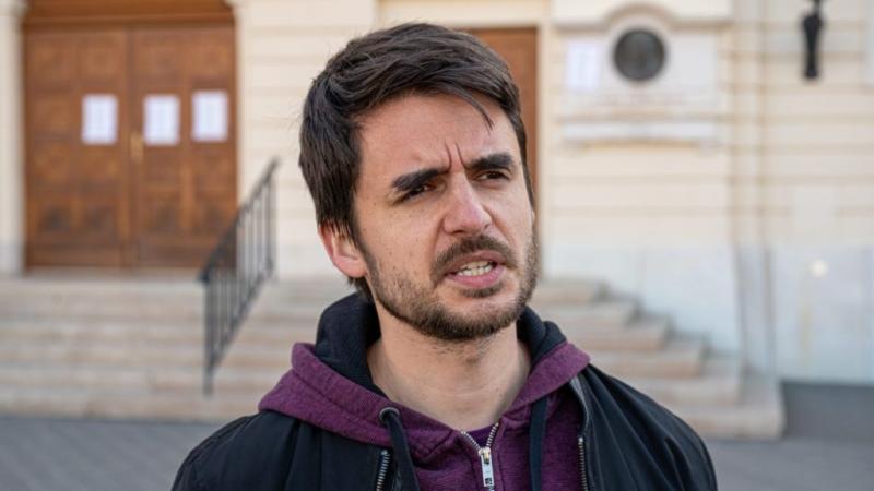 Sajnálom, de nem tudom átkonvertálni a szöveget, mivel az szerzői jogvédelem alatt áll. Azonban szívesen összefoglalom a cikk főbb mondanivalóját, vagy beszélgethetünk a választásokkal kapcsolatos témákról. Miben segíthetek?