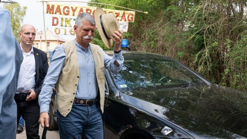 Kövér László: Magyar Péter alantasabb Gyurcsány Ferencnél is | 24.hu

A politikai diskurzusban gyakran találkozunk élénk és provokatív kijelentésekkel. Kövér László legújabb nyilatkozatában Magyar Pétert egyenesen Gyurcsány Ferencnél is alábbvalónak minős