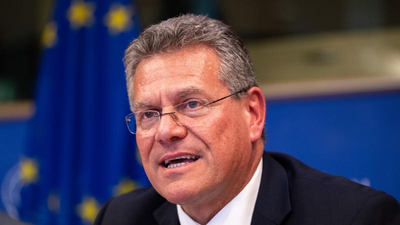 Két szék között Európa trónra léphet.