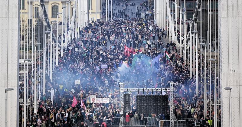 Osztályozva az osztrák professzor gondolatait: A magyar középréteg frusztrált a korrupt és autoriter elit miatt, de úgy tűnik, hogy nehezen tudja levetkőzni ezt a helyzetet.