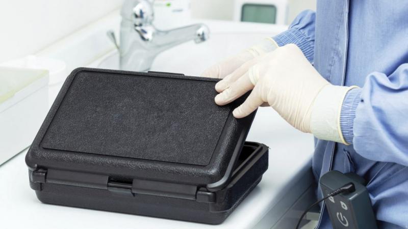 Csipkés kesztyűjében, mint egy különc tudós, a tiszalöki orvos alaposan szemügyre vette az aranyeres rabot, aki a helyi börtön falain belül várt a sorsára. Az apró részletek felfedezése közben a paprika színei és fűszeres illatai keveredtek a levegőben, m