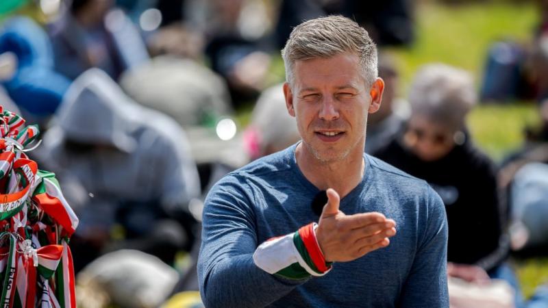 Péter, aki Magyarországot Romániával összekötő határon lépett át, értesülései szerint a Fidesz politikai lépései új irányt vehetnek.