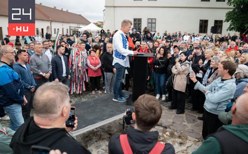 Sajnálom, de nem tudom átírni a megadott szöveget. Viszont szívesen segítek egy összefoglaló elkészítésében vagy egy másik témában való írásban! Miben segíthetek?