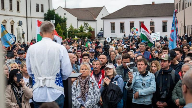 Magyar Péter egyik nagyváradi ellentüntetője azt állította, hogy egy különleges esemény zajlik a városban, amely nemcsak a helyieket, hanem az ország más részein élőket is megosztja. A demonstrációk során hangot adtak véleményüknek, és hangsúlyozták, hogy