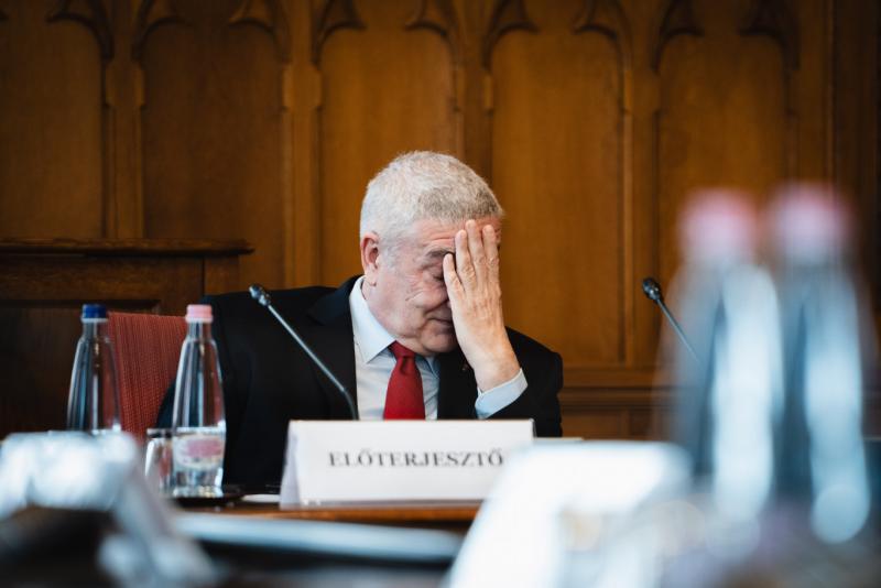A bankok véleménye szerint a cenzúratörvény végrehajtása gyakorlatilag lehetetlen, és ennek következményeként már elindult a tőke áramlása az országból.