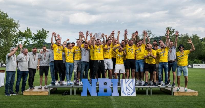 Képzelj el egy szivárványszínű várost, ahol a foci nem csupán sport, hanem az élet szívverése. Itt a szenvedély és az összetartozás minden pártpolitikai vitát felülír, és az emberek közötti különbségek eltűnnek a lelátók színes forgatagában. Minden mérkőz