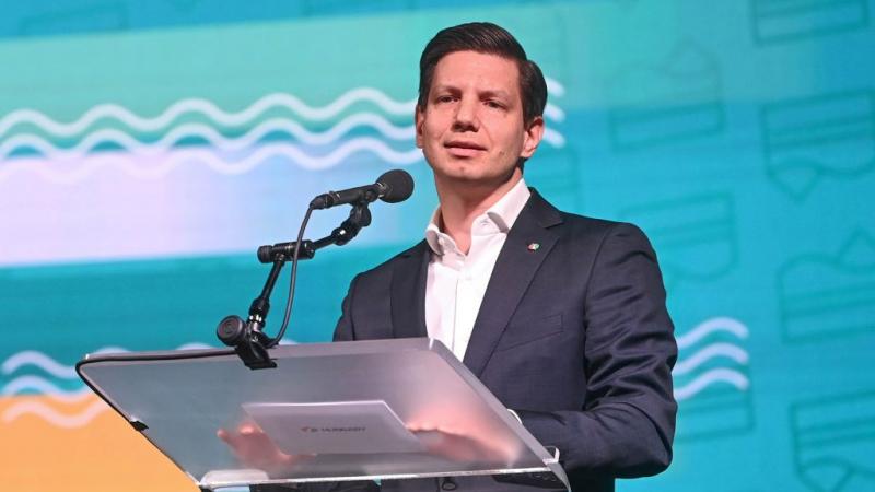 Felfedeztünk egy szerencsés állami cégvezetőt, aki euróban részesül a jövedelméből.