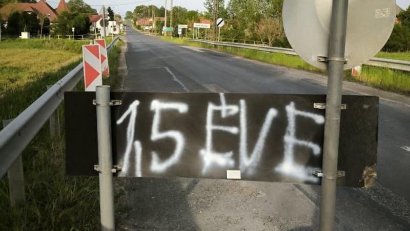 A rendőrök bilincsbe verve távolították el a Momentum aktivistáját, miután spray-vel lefújta a rendezvény helyszínét.