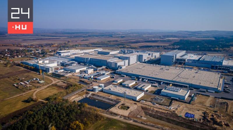 Az akkumulátorgyárak világszerte súlyos kihívásokkal néznek szembe: leépítések és pénzügyi nehézségek árnyékolják be a jövőjüket. A gyártási kapacitások csökkentése és a költségek optimalizálása érdekében számos vállalat kénytelen lemondani munkavállalóik