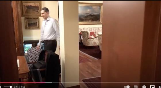 Évtizedek óta rejtőző festmény került elő Lázár János birtokán.