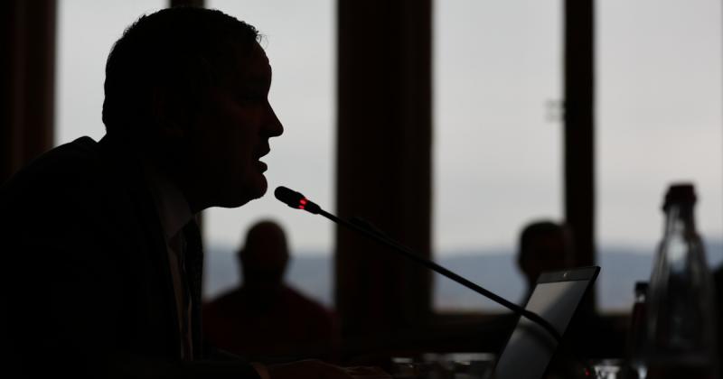 A brüsszeli ipari tárgyalások során a kormány titokban bevezeti az eurót - saját javára.
