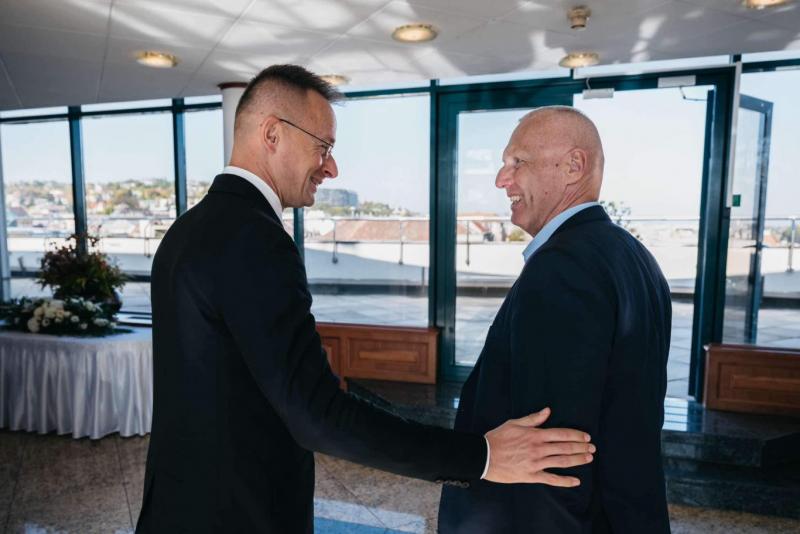 Az orosz titkosszolgálattal való kapcsolatáról ismert kormánymédia propagandistája, aki Szijjártó egyik kedvencének számít.