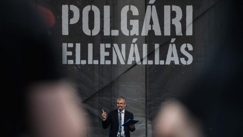 Hadházy: A 3,8 milliós fotelban ücsörögve 175 ezer forintos bort szürcsölt Matolcsy.
